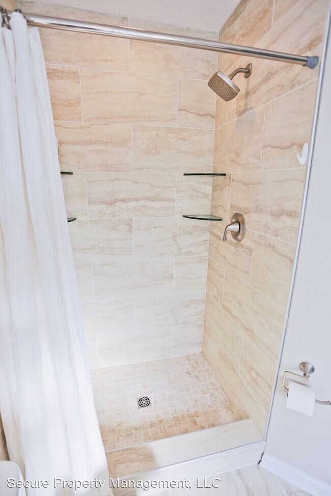 Building Photo - 3 br, 2.5 bath House - 636 Winding Bluff Way