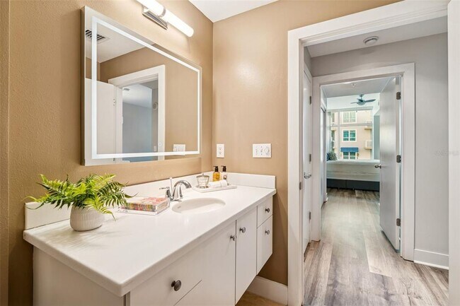 Building Photo - 1120 E Kennedy Blvd