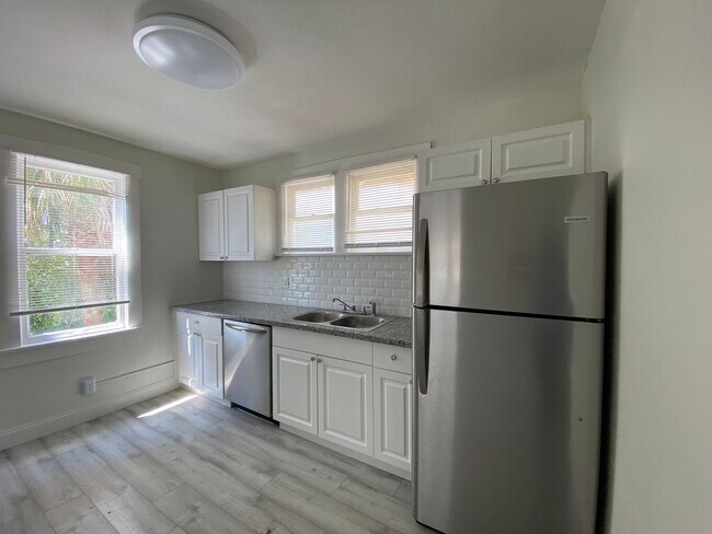 Building Photo - 18th Ave S Triplex