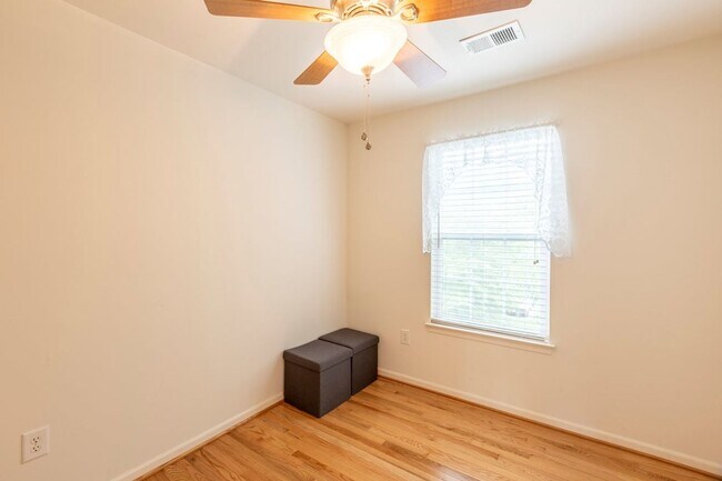 Building Photo - 703 Rainier Rd