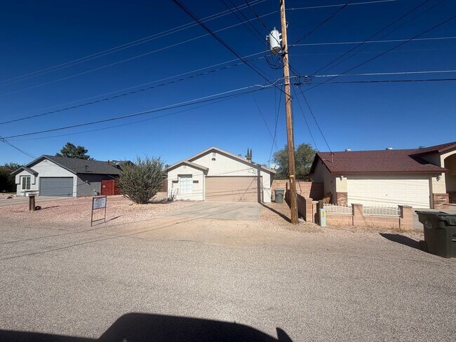 Building Photo - Centrally Located