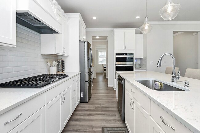 Building Photo - 17022 Carolina Pine Row