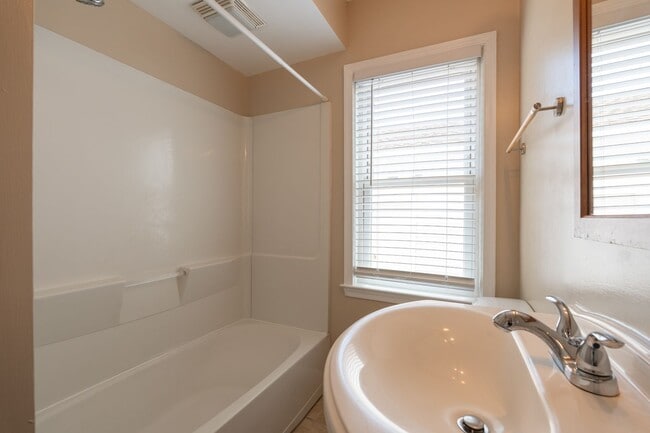 Building Photo - BEAUTIFUL 3 Bedroom Home in Little Creek!
