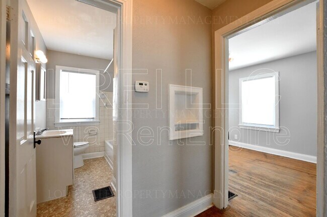 Building Photo - 402 N 41st St