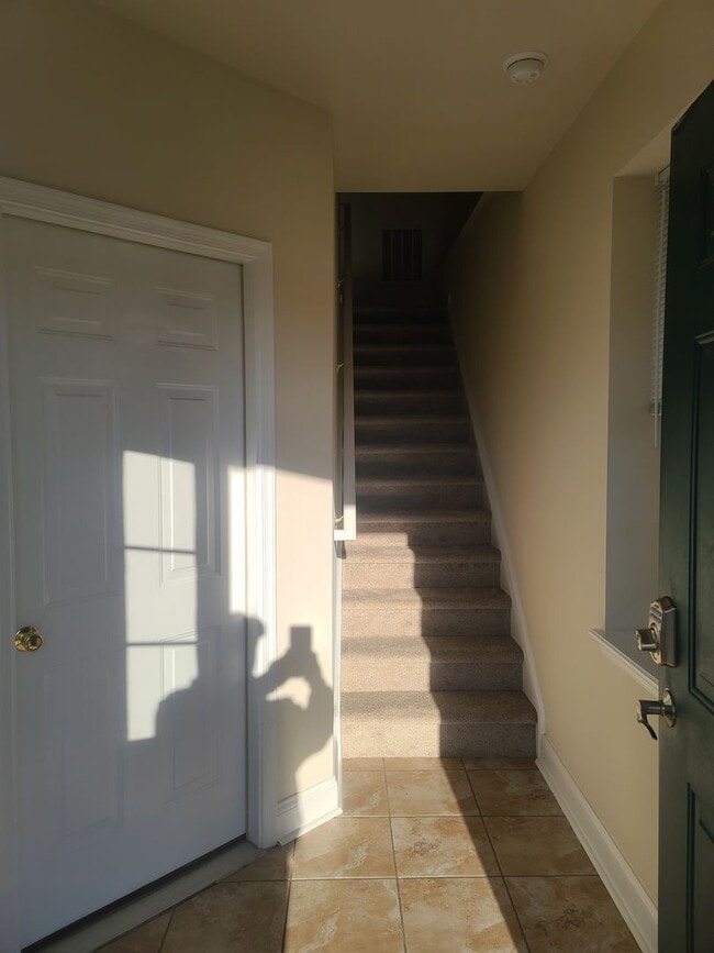 Building Photo - 3 Bedroom 2 1/2 bath ** End Unit** Townhome for Rent in Waynesboro