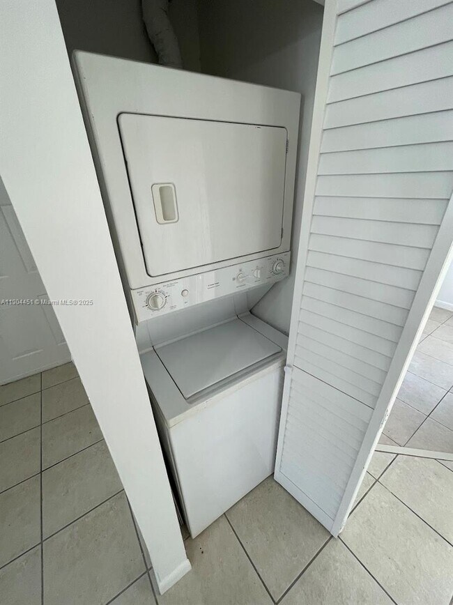 Building Photo - 1165 NW 125th Pl