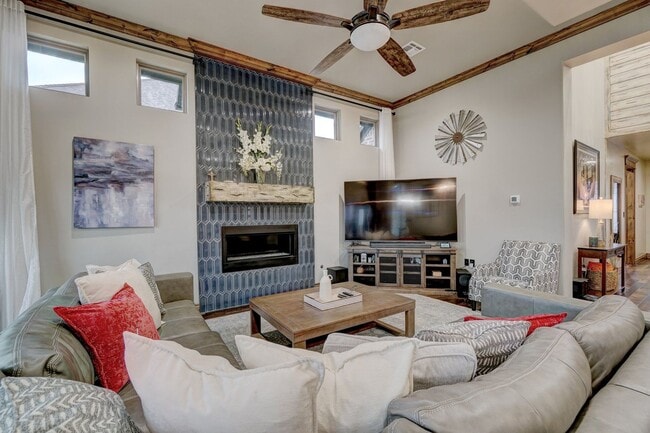 Building Photo - 4009 NE Realtree Dr
