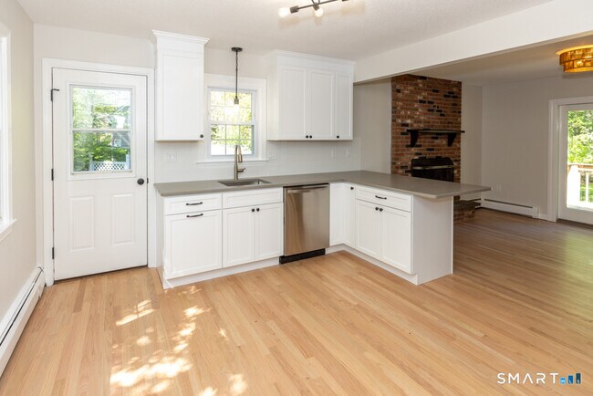 Building Photo - 10 Meadow Ln