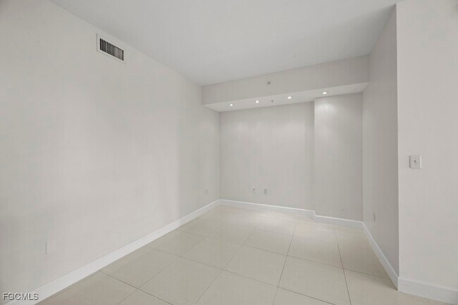 Building Photo - 3000 Oasis Grand Blvd