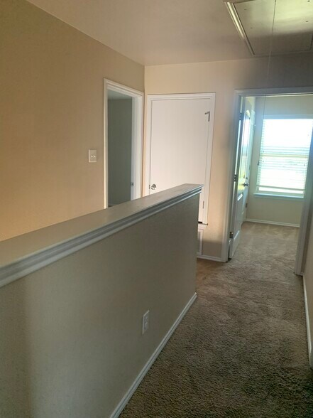 Building Photo - 935 Brookview Dr
