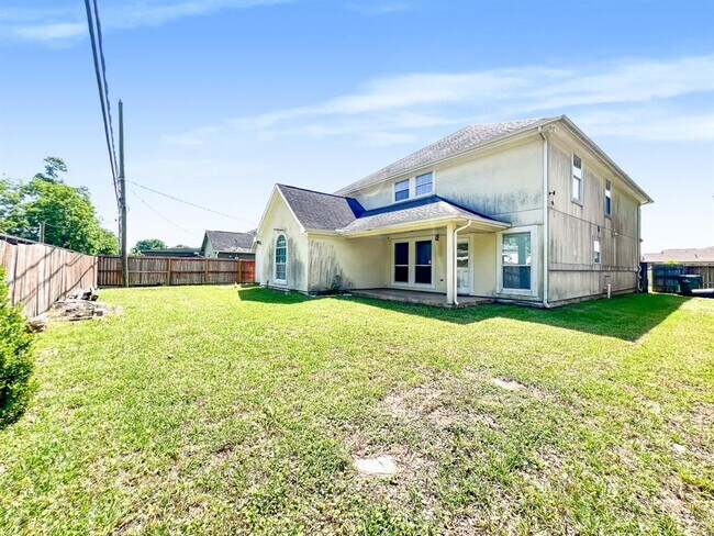 Building Photo - 5715 Ladonia St