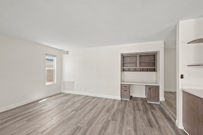 Building Photo - 10518 Pine Grove St