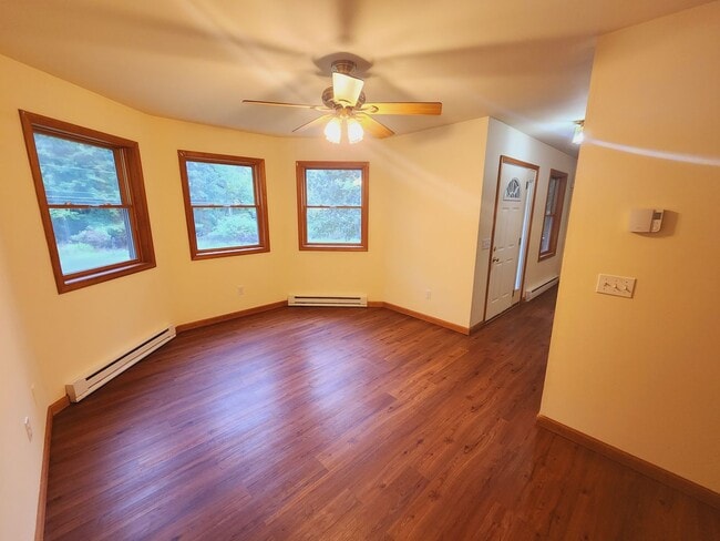 Building Photo - Wonderful 3 bedroom 2.5 bath home w/garage