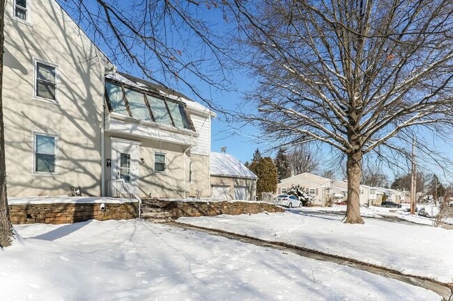 Building Photo - 1003 W Main St