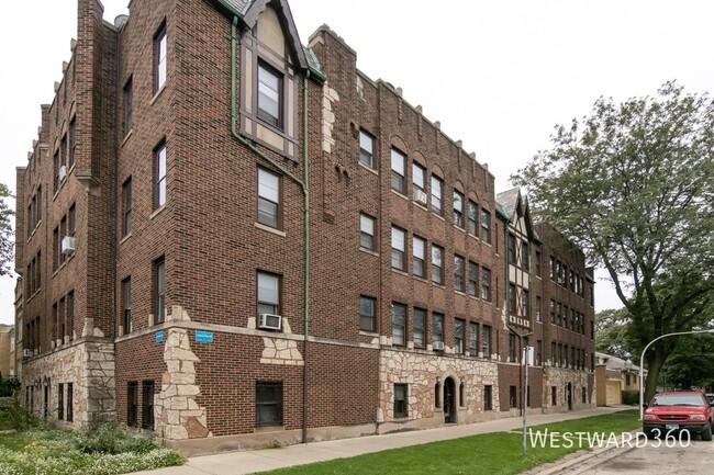 Building Photo - Updated 2 bed/1 bath in West Rogers Park