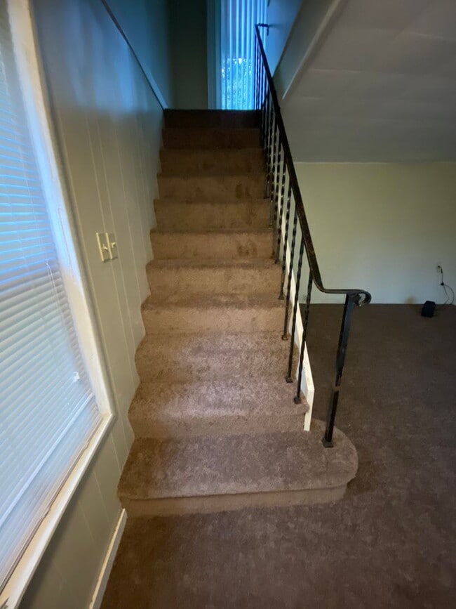 Building Photo - AVAILABLE MAY 2026 - Check out this 2 Bedroom Home w/ Garage in Duquesne Heights!