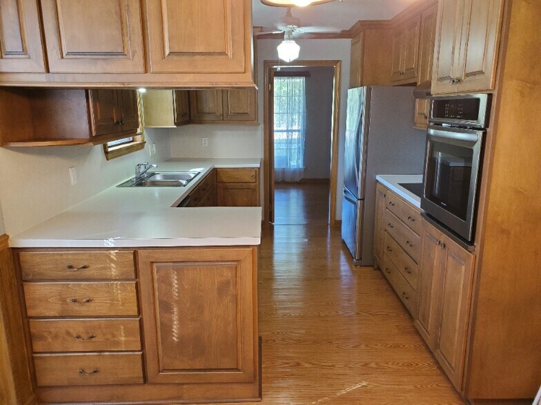 Building Photo - 302 Robbie St