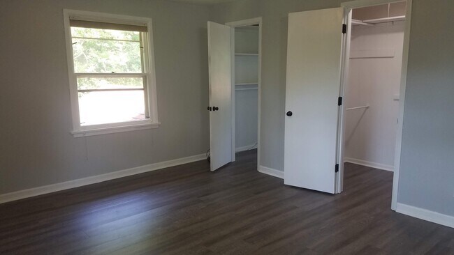 Building Photo - 926 Cedar Dr