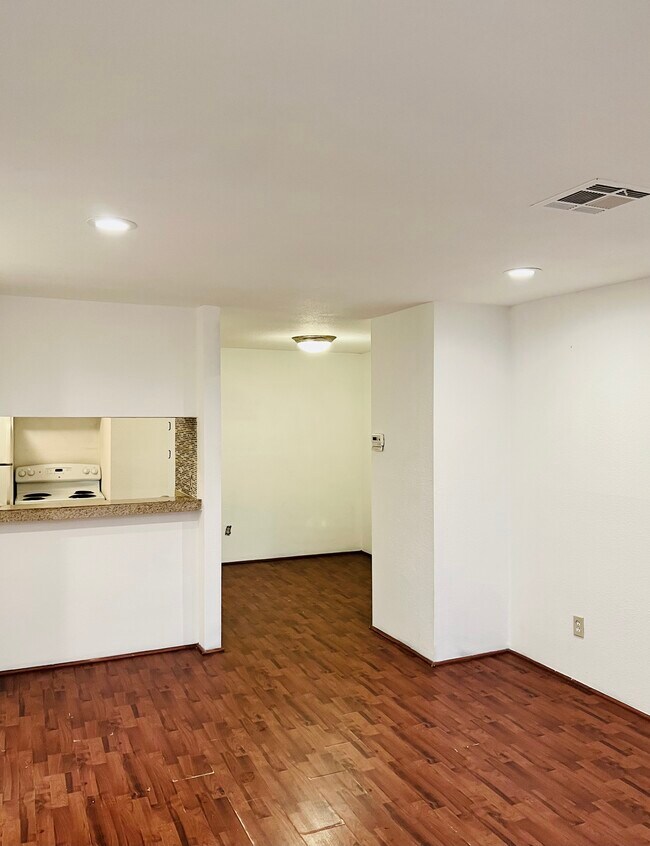 Building Photo - 7200 Clarewood Dr