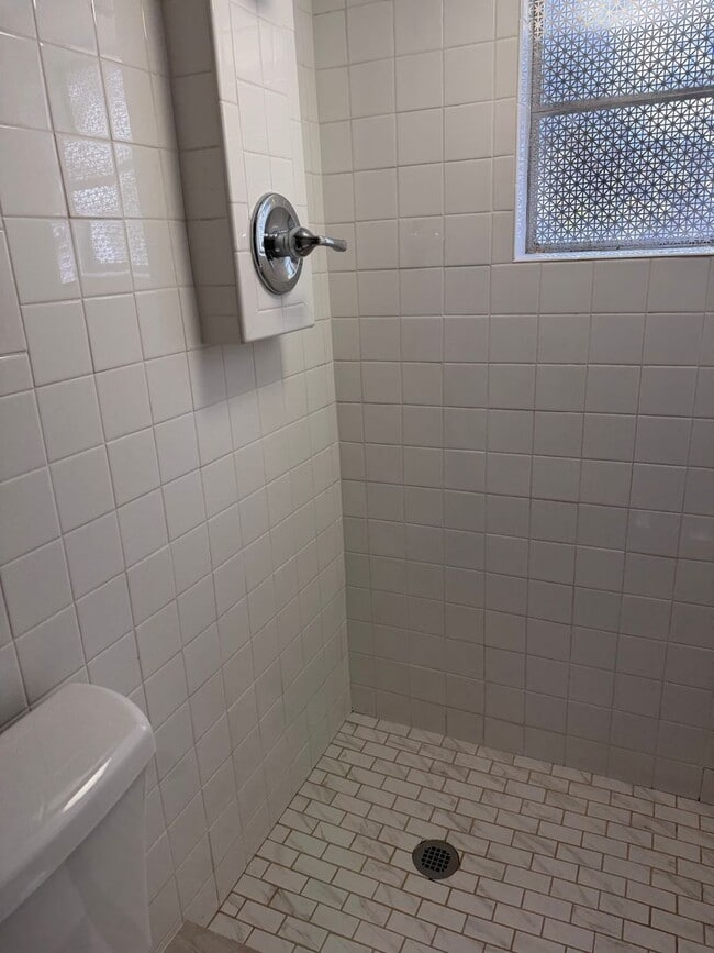 Building Photo - 4 bd 2 ba including a basement apartment in a great East Nashville location