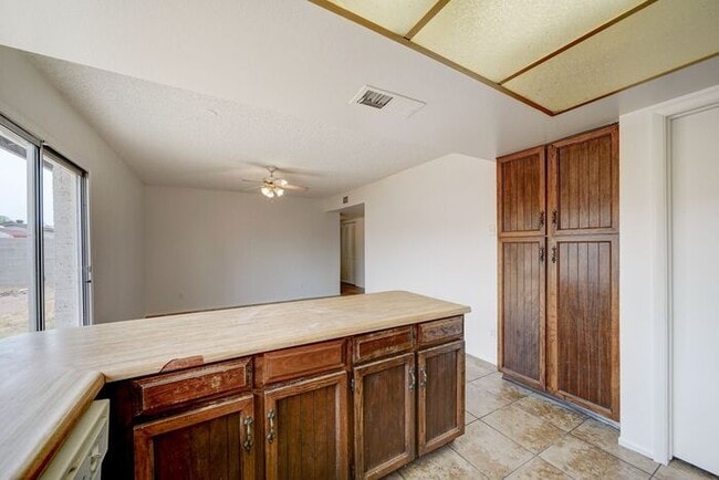 Building Photo - -$500 OFF FIRST MONTH RENT-READY TO VIEW NOW! 4 Bedroom 2 Bath Home in Phoenix!