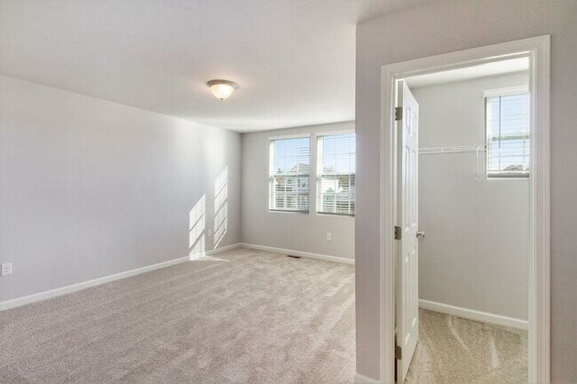 Building Photo - 2223 Macatawa Ln