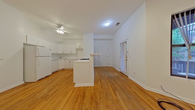 Interior Photo - 721-23 Briar