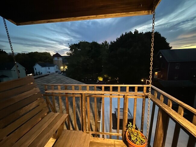 Building Photo - 407 Main St