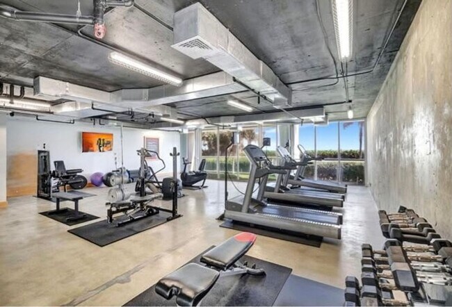 Building Photo - 16485 Collins Ave