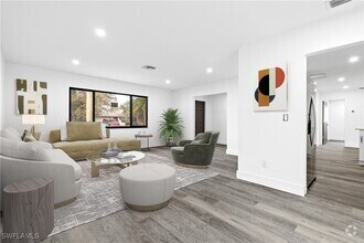 Building Photo - 709 SE 10th Pl