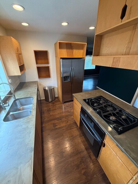 Building Photo - 406 E 43rd St