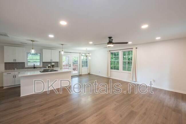 Building Photo - 83 Lucia Dr SE