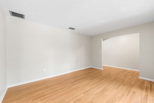 Building Photo - Spacious Pool Home in Desirable NW Gainesville