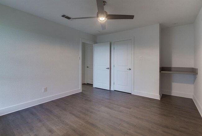 Building Photo - 6910 Hart Ln