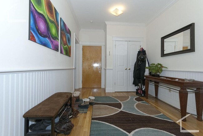 Building Photo - Charming 4 Bedroom