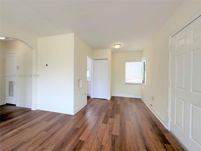 Building Photo - 1920 Biarritz Dr