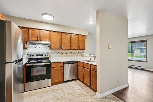 Building Photo - Renovated Private Entry 2 Bedroom Apartment Available!