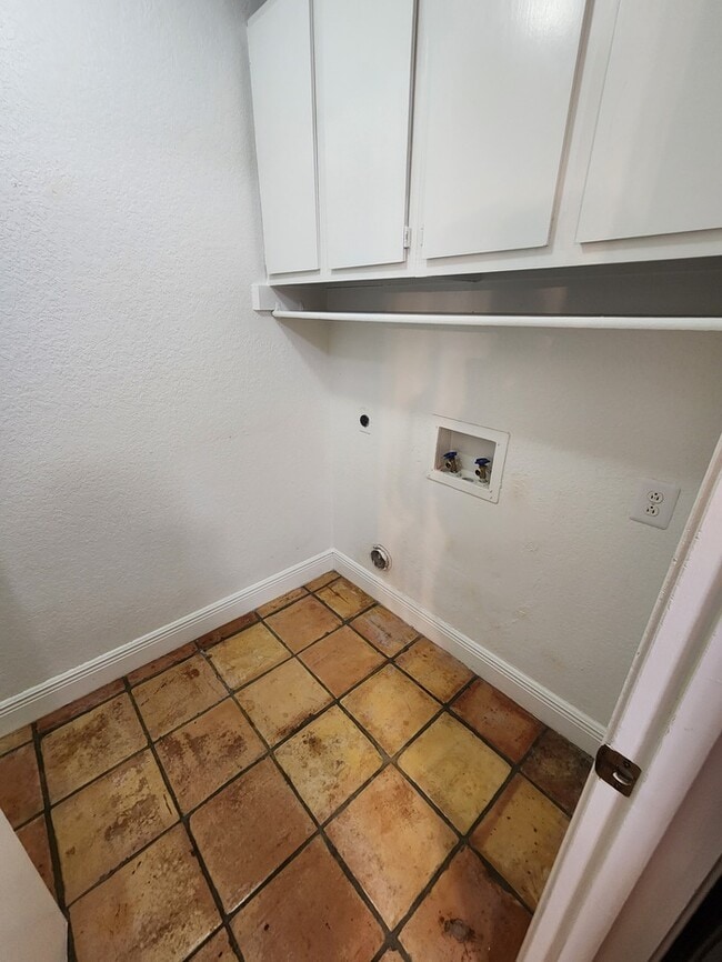 Building Photo - 3 bed 2 bath 2 car garage, move in ready!