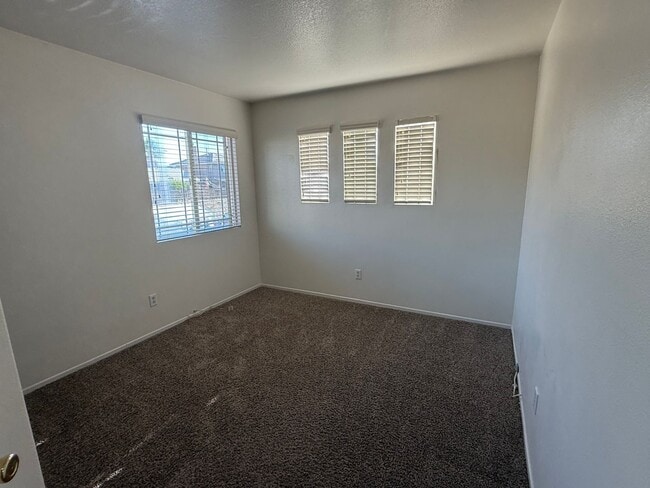 Building Photo - Brentwood Community- Centrally Located- 3 ...
