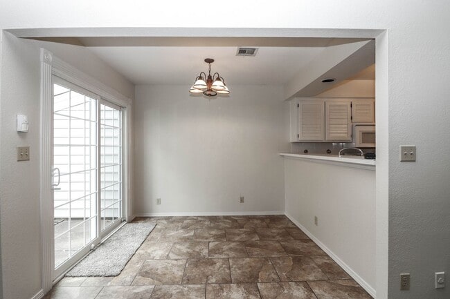 Building Photo - Lovely South Tulsa location close to shopping and restaurants