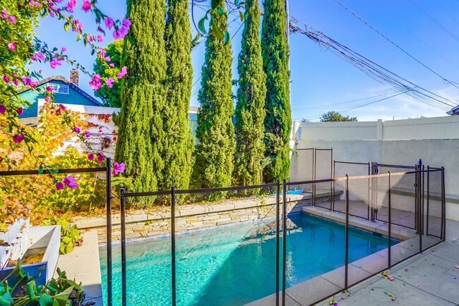 Building Photo - Beautiful 4 Bed/4 Bath Family Home w/pool Available Now!!