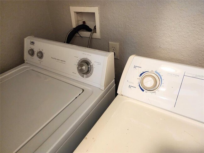 Building Photo - 9401 Crescent Loop Cir