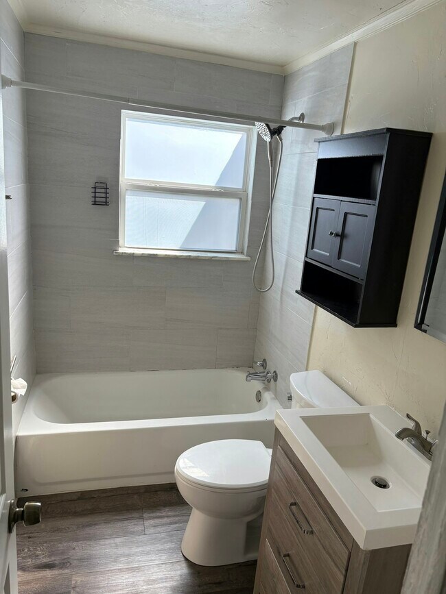 Building Photo - 1304 E Lincoln Ave