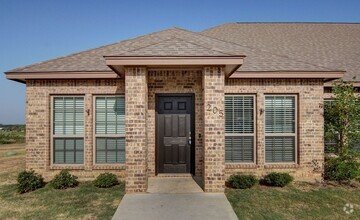 Building Photo - Beautiful 4/2 + Private Fenced Yard + Addi...