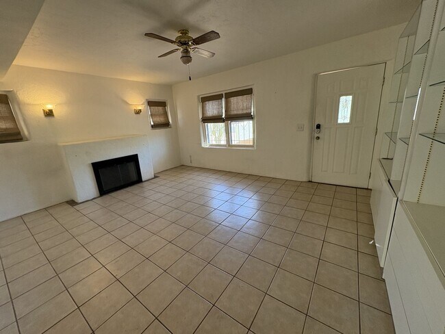 Building Photo - Central Tucson charming historic adobe home