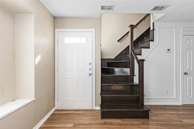 Building Photo - 6925 Calendar Rd