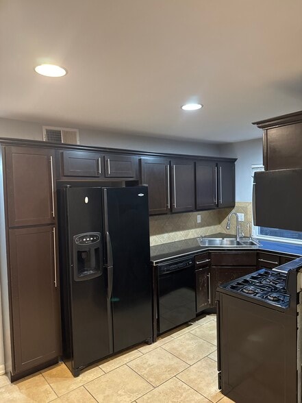 Kitchen - 3318 S Quincy Ave