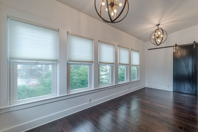 Building Photo - 311 W Mistletoe Ave