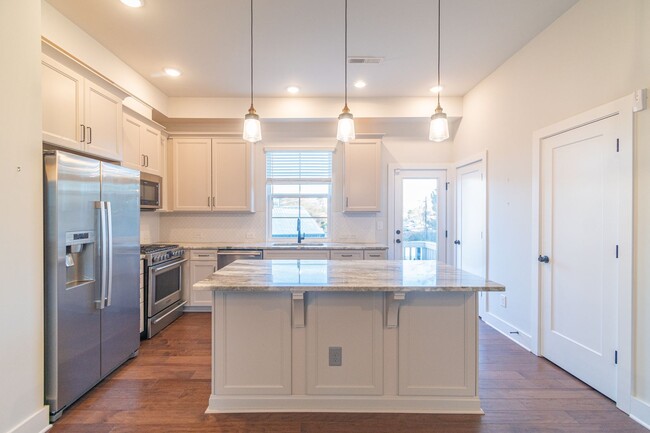 Building Photo - Beautiful Townhome in Charlotte