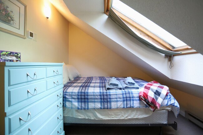 Building Photo - Seasonal 6 Month Lease Available! Charming 2-bedroom, 2-bathroom townhouse at Winterbrook Village